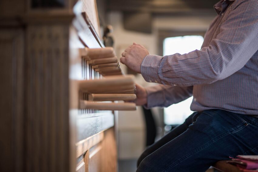 A men playing the carrilon with his fists.