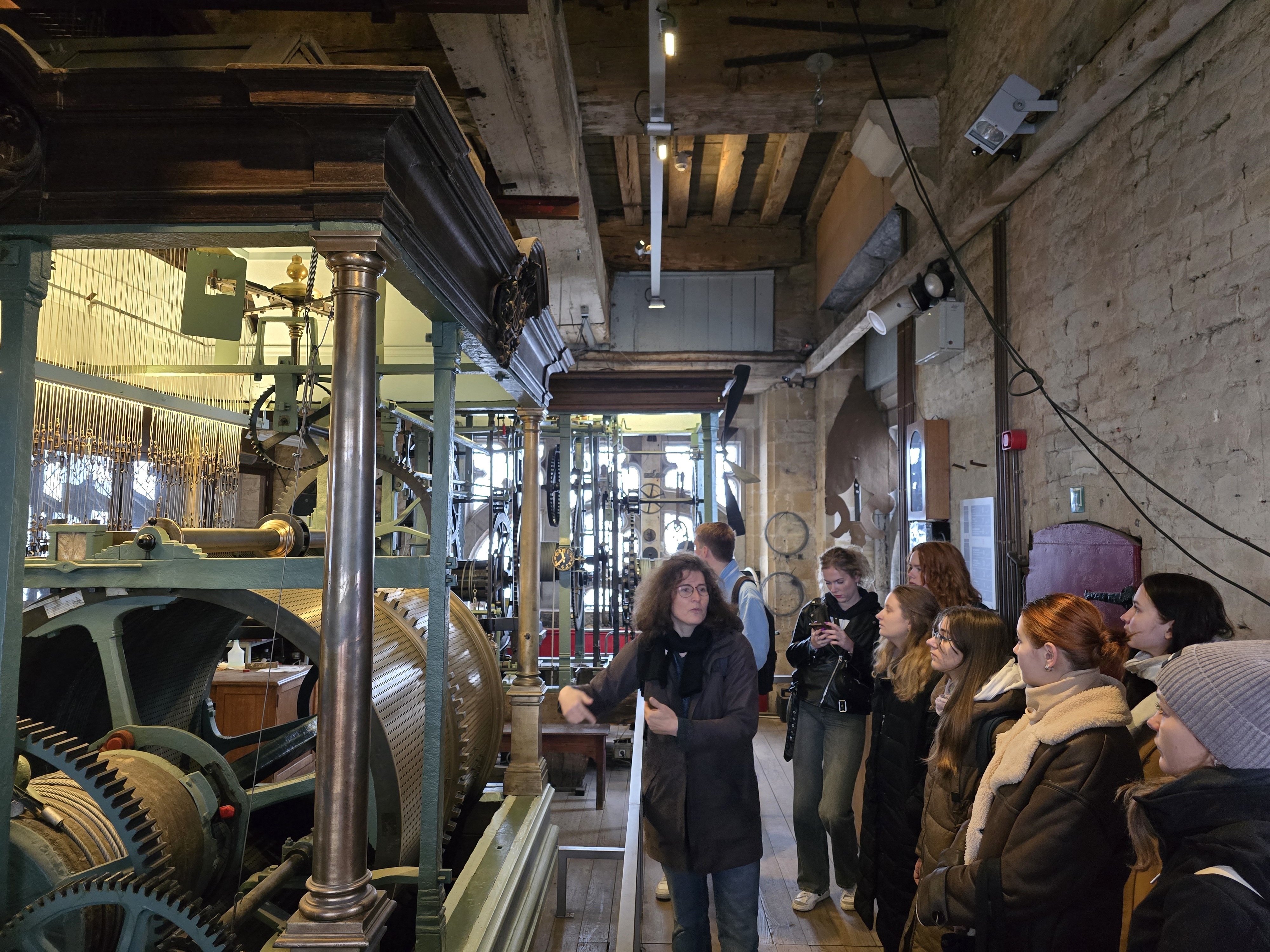 Guide explaining the students how a carillon works