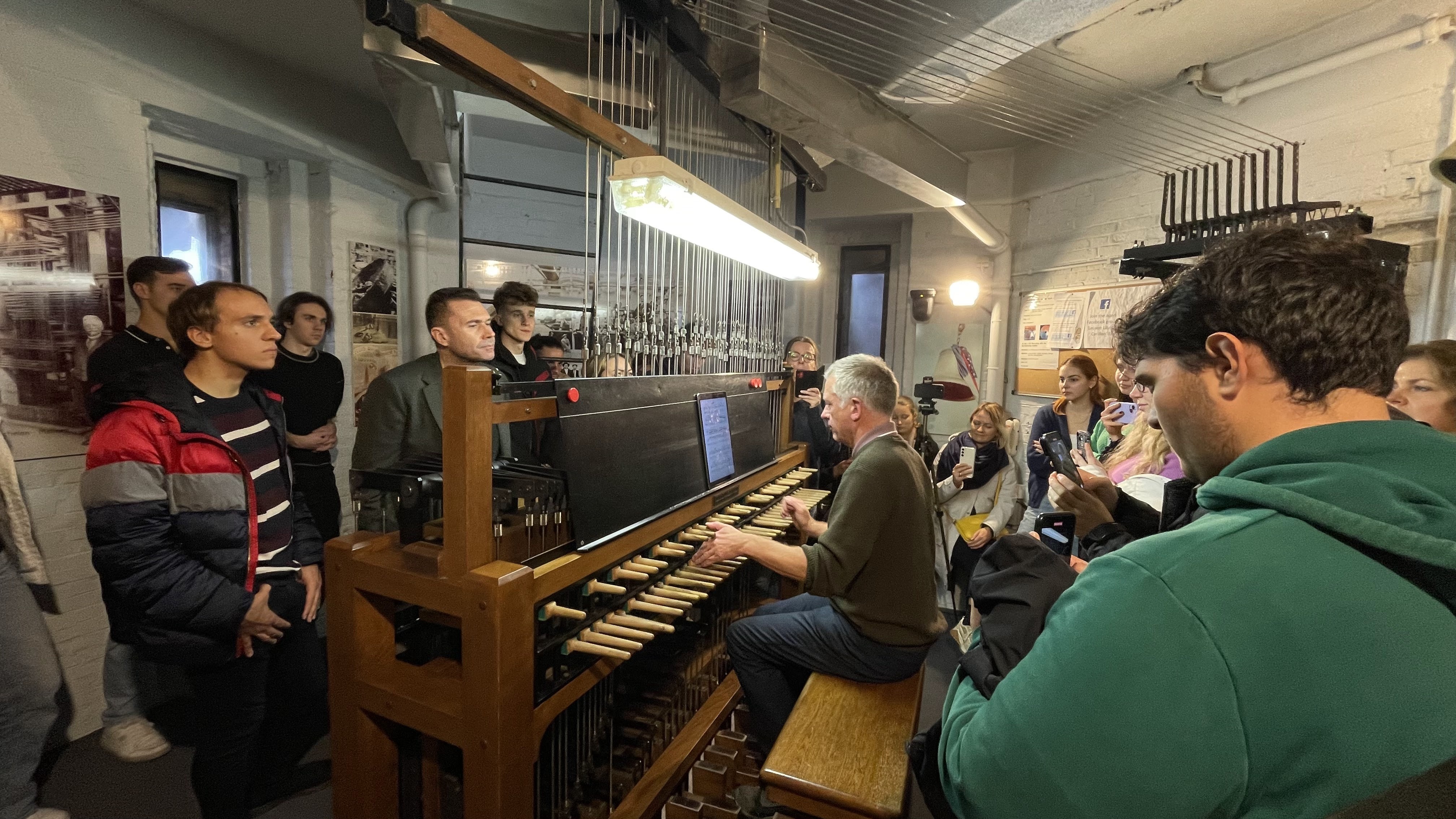 Luc Rombouts playing the carillon and the students listening